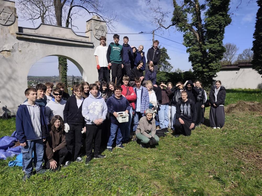 Prace porządkowe na cmentarzu żydowskim